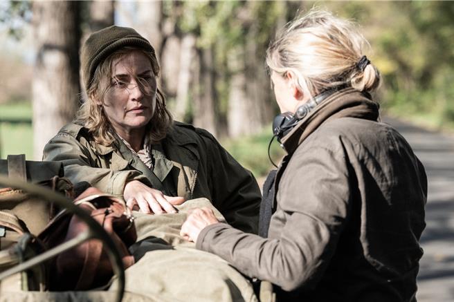 凱特溫絲蕾身兼本片製片,面對資金危機,她甚至自掏腰包支付劇組2周薪水。(采昌提供)