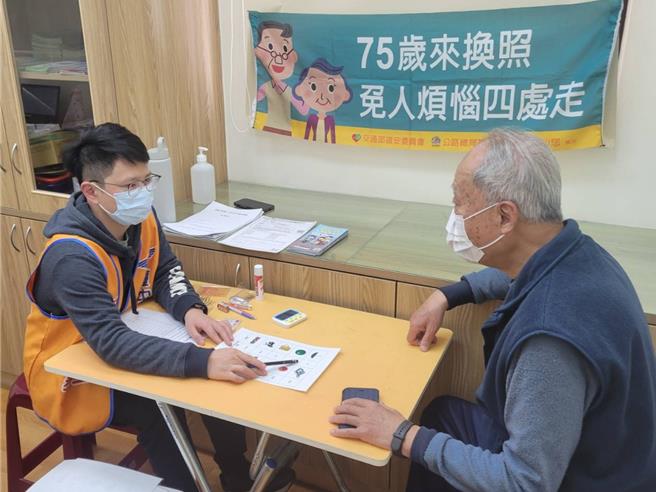 台中區監理所統計，自高齡駕駛換照制度上路，中彰投地區共11萬3545人應換照，完成換照8萬3589人，而未通過駕駛以視力未達標和認知檢測不過關。圖為高齡駕駛進行認知測驗，非當事駕駛。（台中區監理所提供／潘虹恩台中傳真）