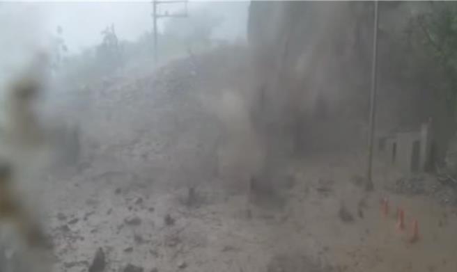受今天午后雷阵雨影响，苏花公路162.7公里处边坡土石随豪雨倾泻而下，土石泥沙除淹盖道路，还喷向公路局监视器，造成画面模糊。（摘自苏花公路即时影像／罗亦晽花莲传真）
