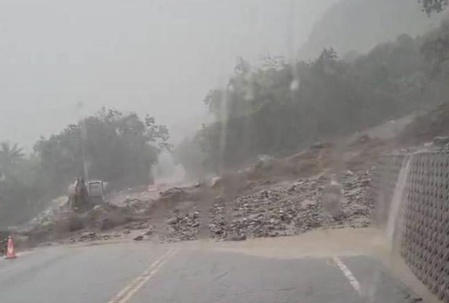 受午后雷阵雨影响，苏花公路1164.5公里崇德路段发生土石流坍方，阻断双向交通。（公路局提供／罗亦晽花莲传真）