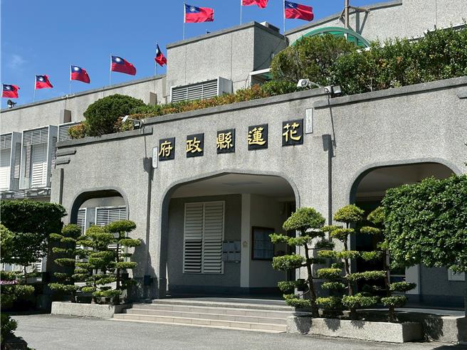 花莲县政府今晚10时许宣布，秀林乡和平村（和平、和中、和仁）明天上午停止上班、上课。（罗亦晽摄）