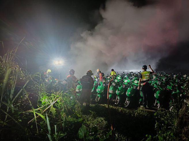 新北市新店区邮政路上的新店青潭邮局，晚间户外停车场发生火警，约101多辆电动机车全烧毁。（翻摄画面）