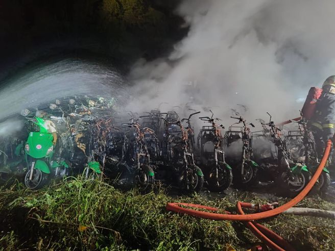 新北市新店区邮政路上的新店青潭邮局，晚间户外停车场发生火警，约101多辆电动机车全烧毁。（翻摄画面）