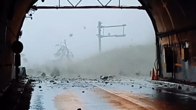 工人在抢修时遇到土石流，全部躲到隧道内，用手机拍下这惊人一幕。（翻摄爆料公社）