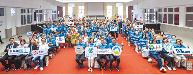 2025「携手国际．航向蔚蓝」启航典礼，由多位贵宾及来自臺法两地的师生们于会中合影。图／海洋委员会提供