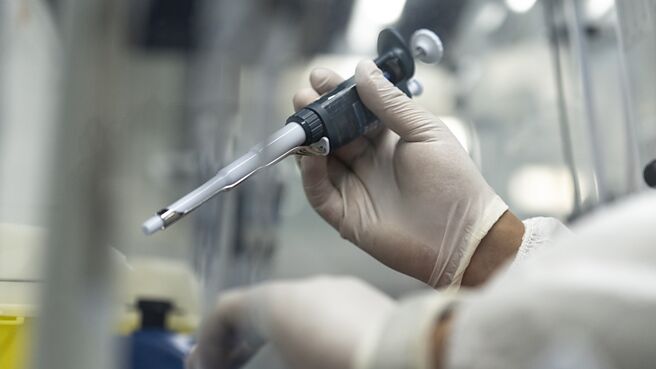 生技族群受惠二大利多而表现不俗，美时（1795）、保瑞（6472）受惠，股价同步上扬。图／美联社