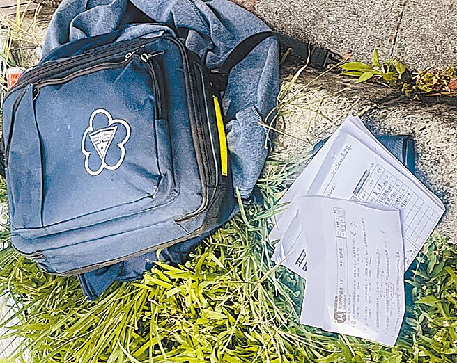 新北市三峡区国成街、国光街口、北大国小旁19日下午4时许发生严重车祸，酿成3人死亡。受伤学生的书包遗留现场。（张铠乙摄）