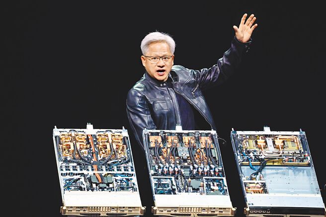 辉达创办人暨执行长黄仁勋19日介绍Blackwell伺服器的制造过程，强调都由台湾供应链伙伴合作完成，并说「谢谢台湾」。（邓博仁摄）