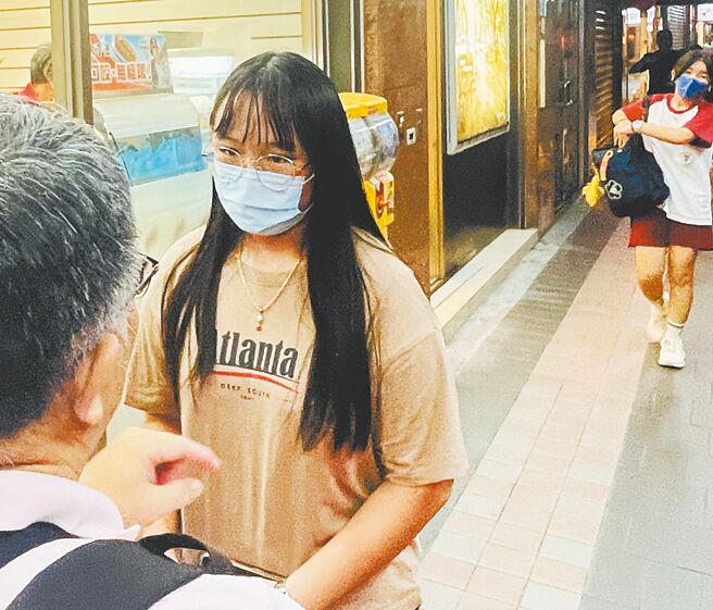 新北市三峡区国成街、国光街口、北大国小前19日下午4时许发生严重车祸，酿成3人死亡。12岁张姓女国中生（左）送至恩主公医院后无大碍，受访时仍满脸惊恐。（李育嫺摄）