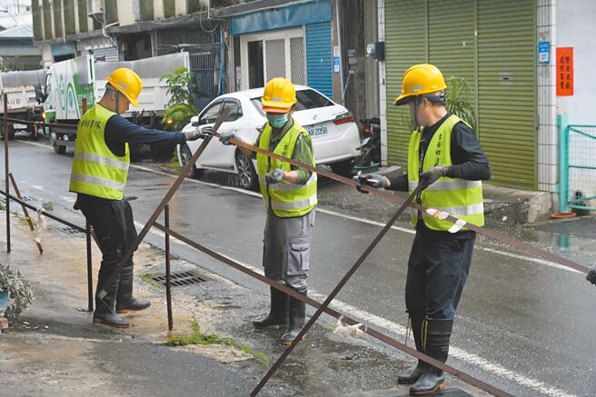 花莲县1名黄姓男子去年7月透过法院拍卖取得吉安乡福兴一街6笔道路用地，竟违法设置围篱影响6户住户进出家门，乡公所除3度开罚，今年5月初也动用公权力强制拆除围篱。（吉安乡公所提供／罗亦晽花莲传真）