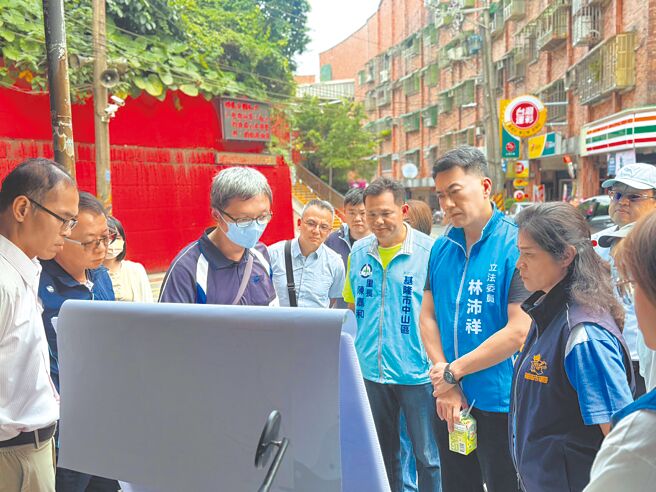 基隆市中山区大庆大城社区自来水管线老旧，国民党立委林沛祥（右二）19日邀自来水公司会勘，预计端午节过后将施工改善问题。（立委林沛祥提供／徐佑升基隆传真）