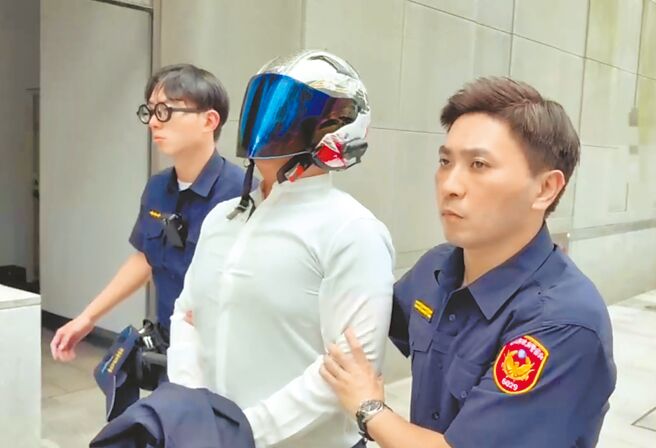 21岁周姓男子（中）以洗牙太痛为由痛殴女牙医，北市警方依伤害罪与医疗法送办，并深入追查犯案动机。（翻摄画面／胡欣男台北传真）