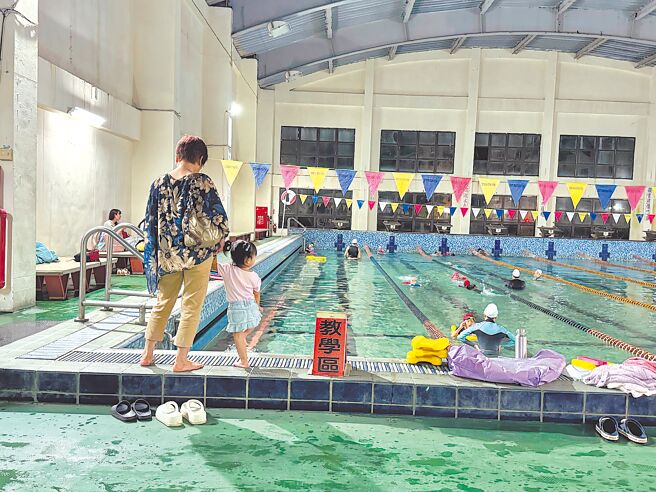 桃园市立游泳池设备老旧、漏水严重，至今仍採手动计秒，市长张善政也认为是石器时代作法，允诺改进。（蔡依珍摄）