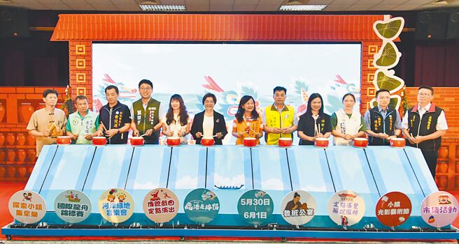 彰化县长王惠美（左六）等人为活动宣传，宣布今年鹿港庆端阳活动有6大亮点，将在5月30日至6月1日登场。（叶静美摄）