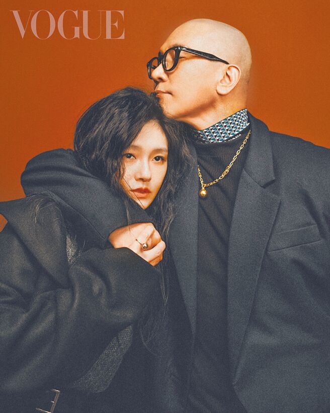 大S（左）2月逝世，具俊晔依然留在台湾替她设计纪念雕像，夫妻情动人。（《VOGUE》提供）