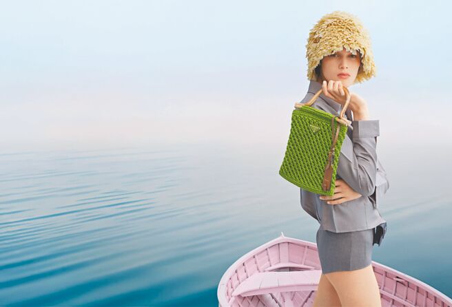 PRADA鉤织提包（蓝色）， 8万元。（PRADA提供）