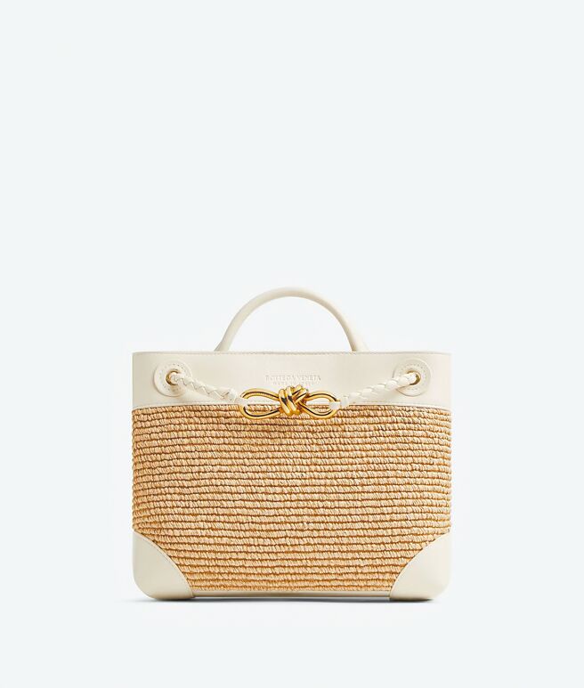 Bottega Veneta Andiamo编织绳结小型手提肩背包，13万2400元。（Bottega Veneta提供）