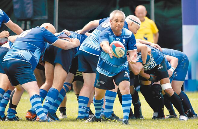 澳洲黄金海岸市长塔特奋力把球传出。（范扬光摄）