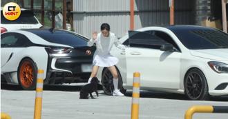 直擊》GINO才否認復合⋯貼心幫忙夏宇禾　開車進入女方住處