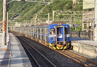 台鐵和仁＝崇德單線搶通 首班車5：43順利發車