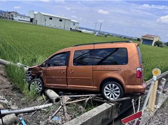 彰化廂型車路口對撞休旅車 撞斷電桿「倒栽蔥」進田中