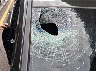 中横便道落石砸穿轿车车窗  副驾大腿惨被击中送医