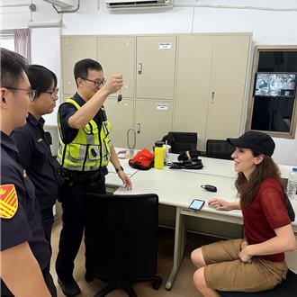 美籍女遊客金山騎YouBike自摔　熱心警協助化解危機