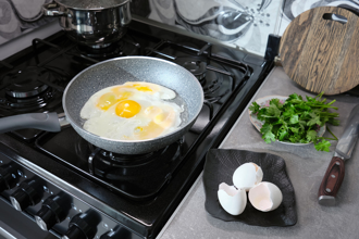 不沾鍋放1調味料大踩雷 譚敦慈喊「酒也別用」曝正確做法