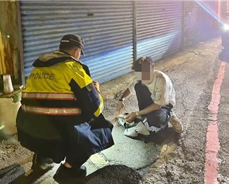 桃園醉男搭小黃下車嘔吐遭丟包睡路邊   警巡邏驚見護送返家