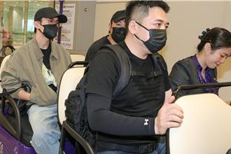 直擊》易烊千璽真的來了！ 低調現身桃機「冷臉也超帥」