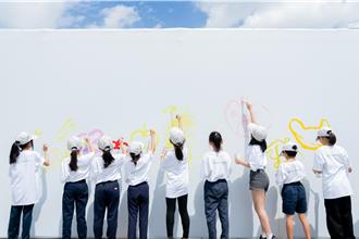 台中學童為安藤忠雄設計圖書館 彩繪夢想藍圖