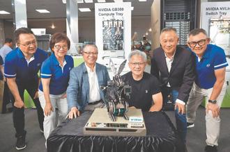 黃仁勳興奮逛電腦展 第一攤是這家！親自在GB300機櫃上簽名