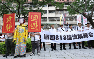 藥師公會送「龍袍」給邱泰源 高呼史上最昏庸部長應下台