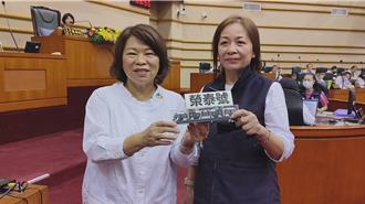 嘉義輕軌卓揆「口誤」給372億元  議員送「榮泰號」模型酸爆