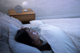 家裡沒冷氣半夜被熱醒崩潰 內行推「降溫神招」 睡到會冷
