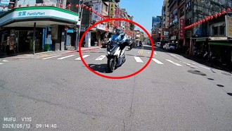 路口左轉竟遇到「天殘腳」 網友驚呼：卡蛋？