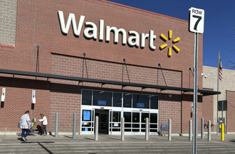 關稅仍高漲價擋不住 川普轟「吞下去」！沃爾瑪終於回應