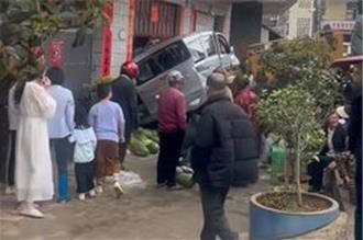 雲南客貨車下坡煞車失靈衝撞集市致6死4傷