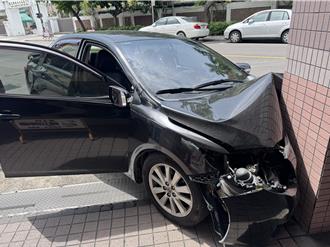 車輛爆衝撞彰女對面醫院門柱 家長驚呼：慶幸還好是上課時間