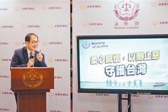 鄭銘謙繼續裝睡