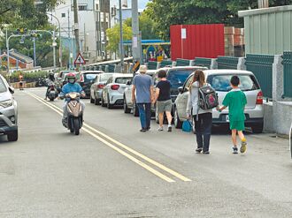 南投 停車亂象 學童被迫與車爭道