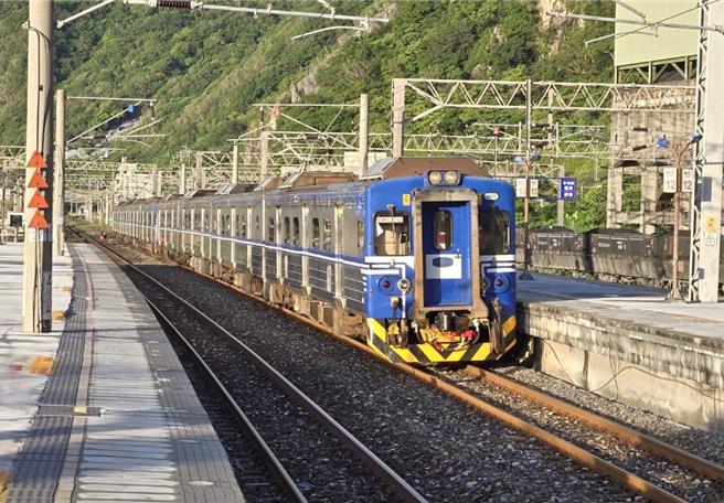 台鐵和仁至崇德東正線搶通，21日首班順利發車。（台鐵公司提供／蔡明亘台北傳真）