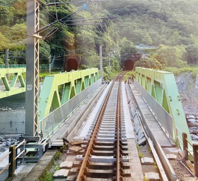 台鐵和仁至崇德東正線搶通，21日首班順利發車。（台鐵公司提供／蔡明亘台北傳真）