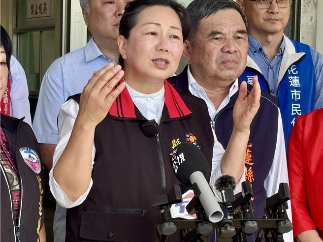 徐榛蔚邀请赖总统搭火车、开车来花莲，感受交通不便与辛苦。（王志伟摄）