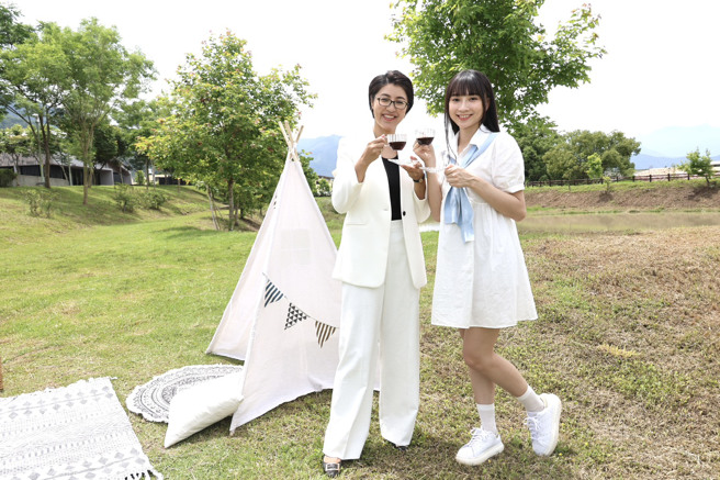 南投縣長許淑華及巧咖節活動代言人高曼容熱情邀請大家，來南投，吃巧克力、喝咖啡。(圖/南投縣政府提供)