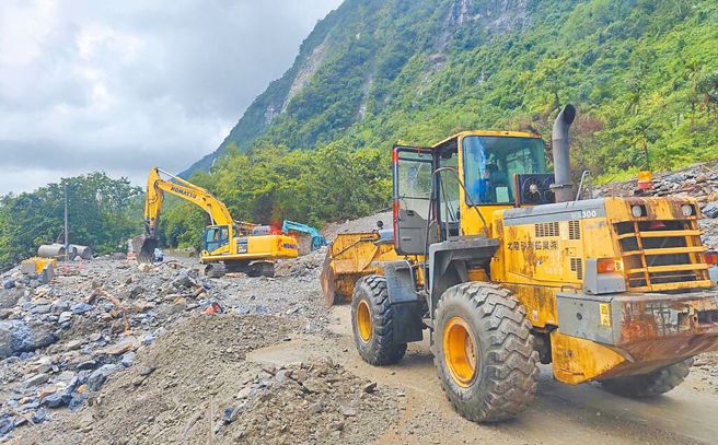 20日午后雷阵雨，苏花公路崇德路段爆发土石流，双向交通一度中断。（图／公路局）