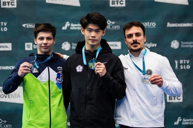 代表台灣出賽的中央大學財務金融學系邱敏翰(中)在「2025競技體操世界盃挑戰賽」奪下地板項目金牌。(中央大學提供)