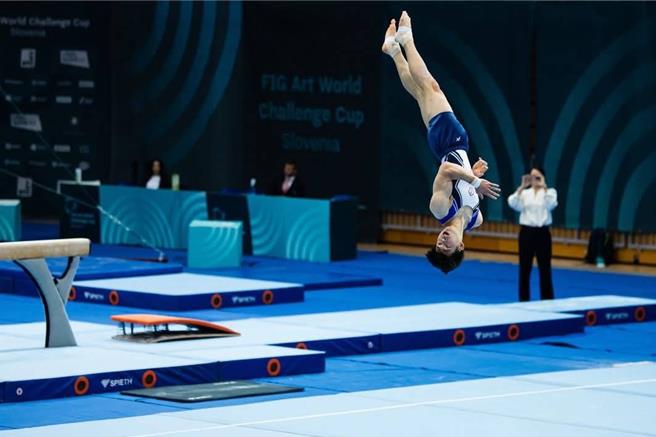 邱敏翰在地板決賽最終完美落地,取得關鍵的0.1落地加分,以總得分13.833取得金牌。(中央大學提供)