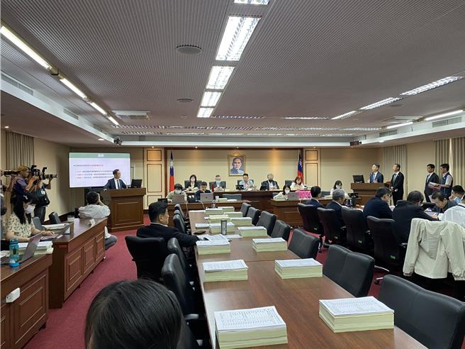 蓝绿立委建议比照国际做法，要求高龄者车辆加装ADAS先进驾驶辅助系统。（蔡明亘摄）