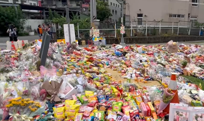 许多民眾自发前往三峡事发地点哀悼，但过多人潮及祭品，已引起居民反弹。（翻摄画面）
